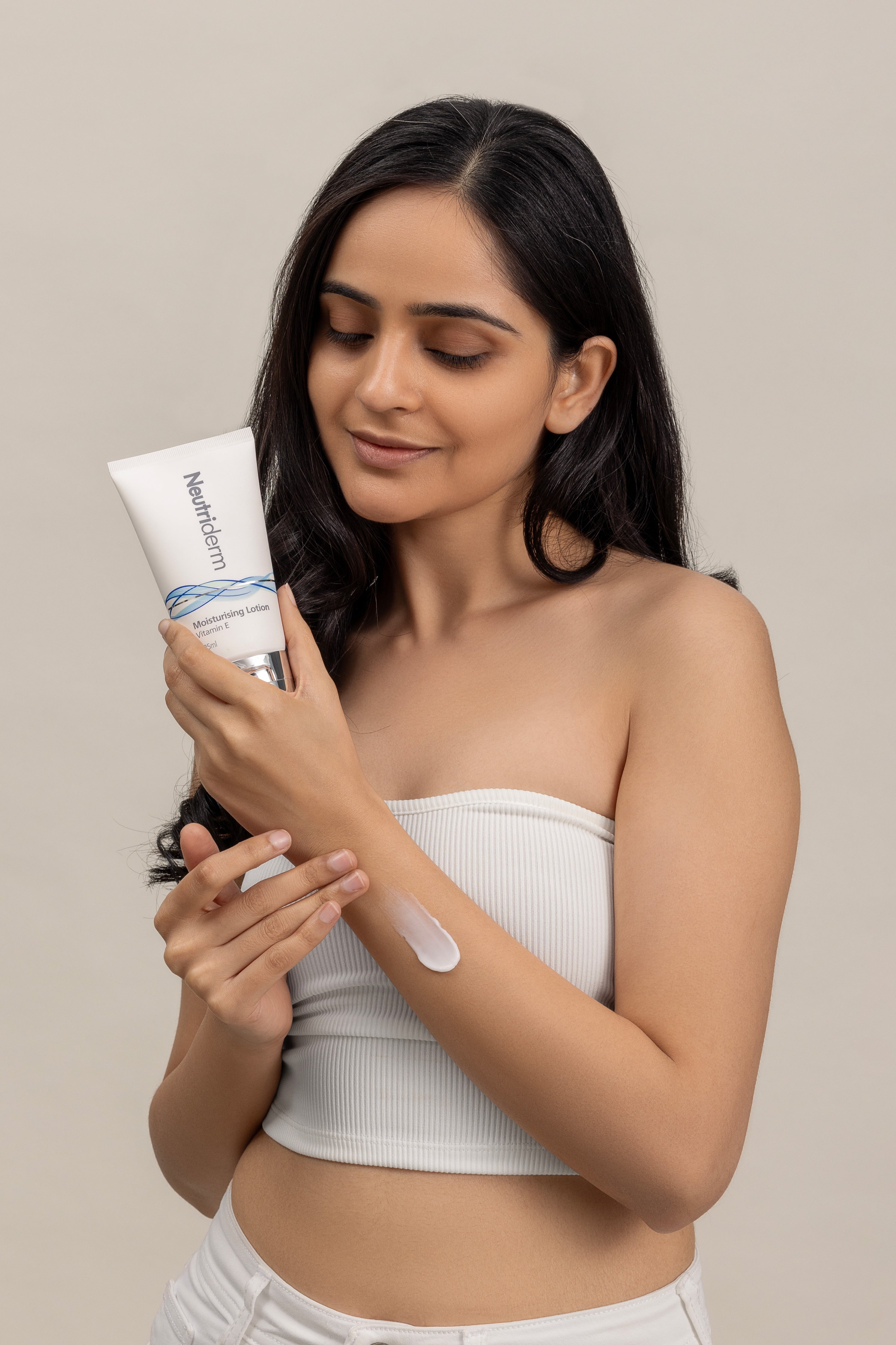  Neutriderm Moisturising Lotion: Unleash Your Skin's Inner Glow. Don't let aging skin get you down. Neutriderm Moisturising Lotion is packed with powerful ingredients to combat wrinkles, fine lines, and dryness, revealing a youthful you!